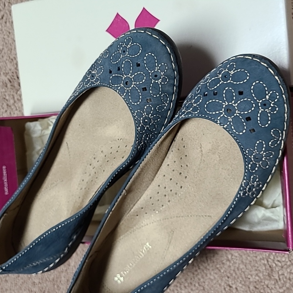 Naturalizer leather loafers
